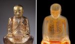momia dentro de estatua budista