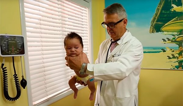 Doctor calma bebé llorando